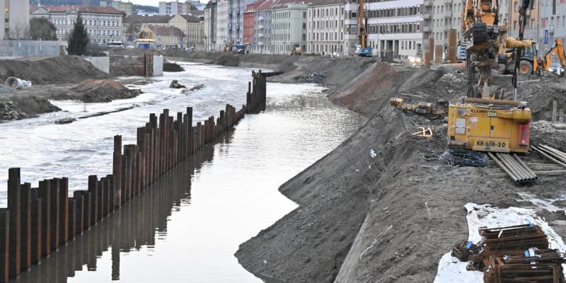 Řekou Svratka v ulici Poříčí dosaháhla třetího stupně povodňové aktivity, 26. prosince 2023.
