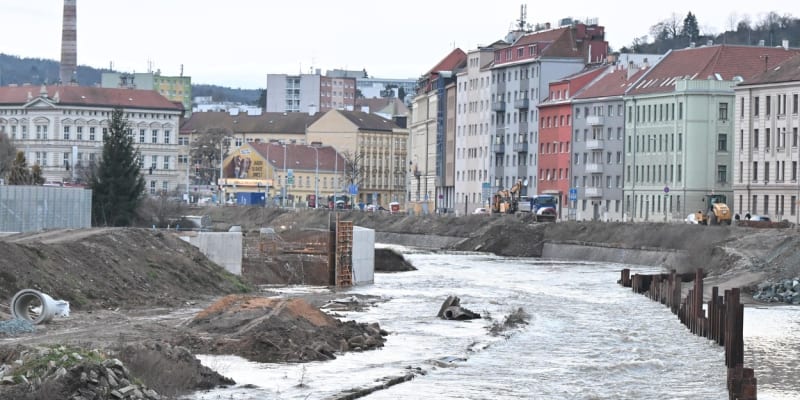 Řekou Svratka v ulici Poříčí dosaháhla třetího stupně povodňové aktivity, 26. prosince 2023.