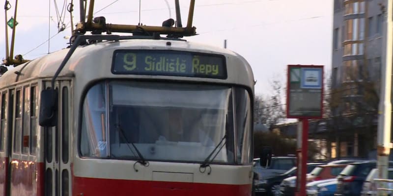 Muž v tramvaji ohrožoval spolucestující.