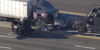 Dramatické záběry: Policisté provrtali kamion, ujíždějícího řidiče nedostal ven ani pes