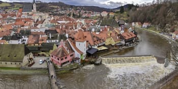 Hrozba povodní v Česku. V Krumlově už rozváží pytle s pískem, hladiny se zvedají i na Labi