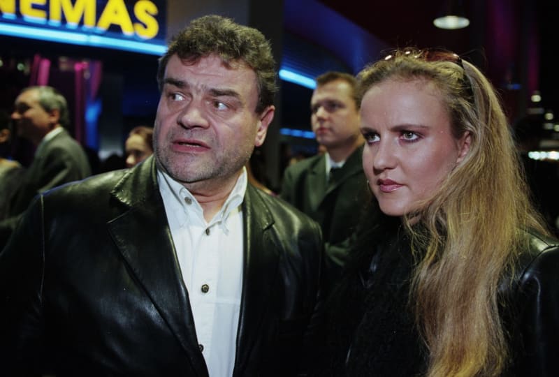 Karel Svoboda s Vendulou na premiéře filmu Rebelové. 