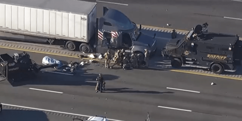 Policisté v Texasu zasahovali proti řidiči kamionu, který nejdřív odmítal zastavit a pak se zabarikádoval v kabině