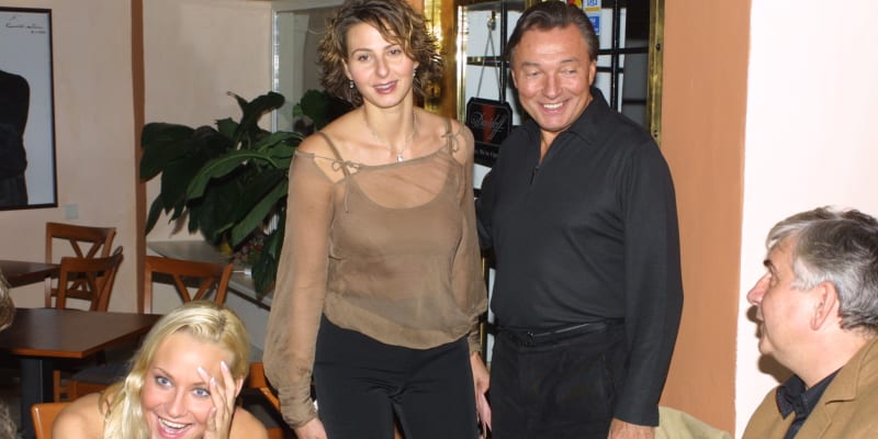  Do restaurace, která patřila manželce herce Miroslava Donutila dorazil například zpěvák Karel Gott se svou, tehdy ještě přítelkyní Ivanou.