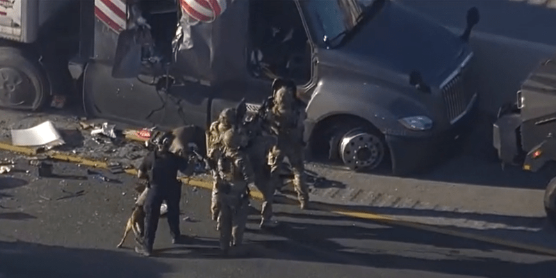 Policisté v Texasu zasahovali proti řidiči kamionu, který nejdřív odmítal zastavit a pak se zabarikádoval v kabině