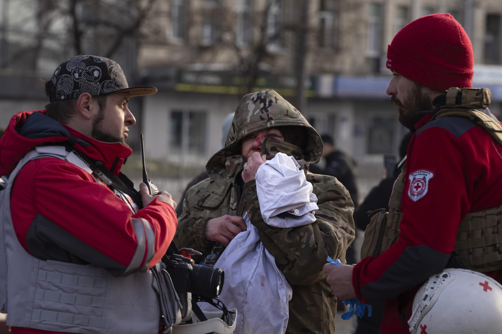 Zráněný muž po raketovém útoku na Kyjev