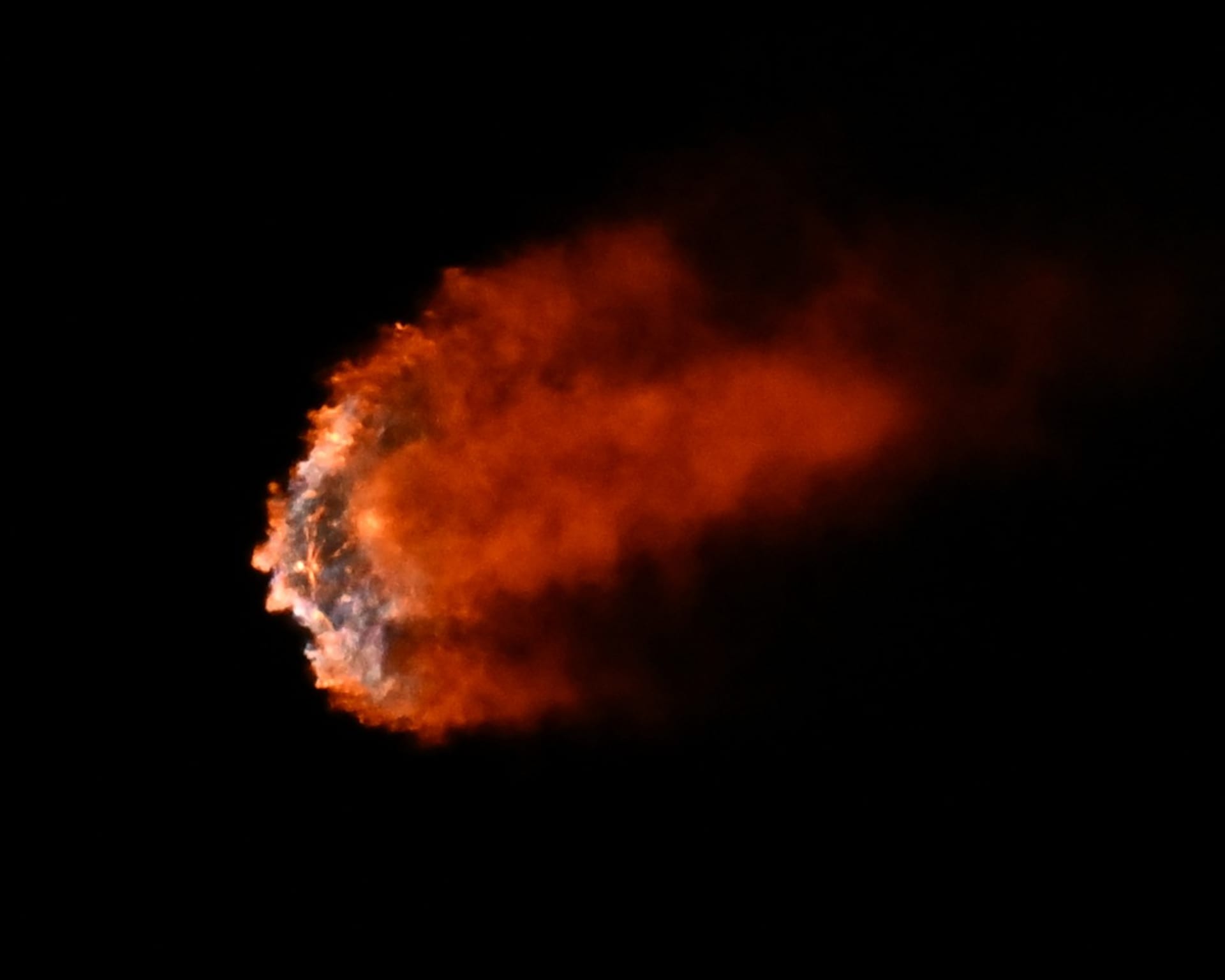 Dým z Falconu Heavy po startu rakety (28. 12. 2023)