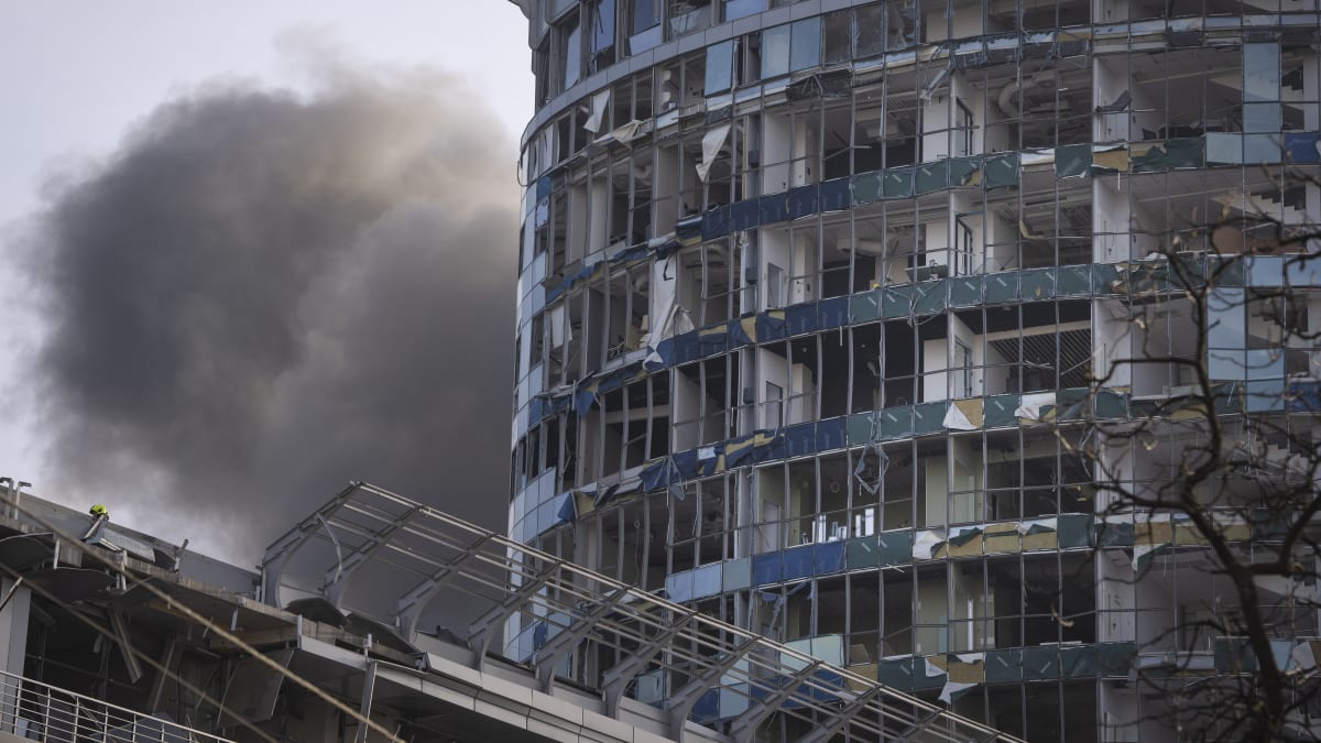 Budova v Kyjevě po zásahu ruskou raketou