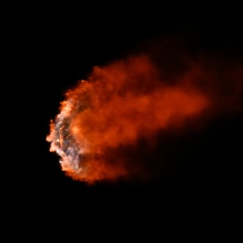 Dým z Falconu Heavy po startu rakety (28. 12. 2023)