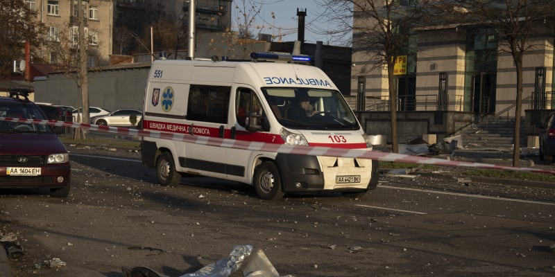Následky ruského raketového útoku na Kyjev