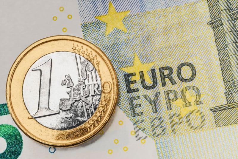 Česká koruna vůči euru oslabila.