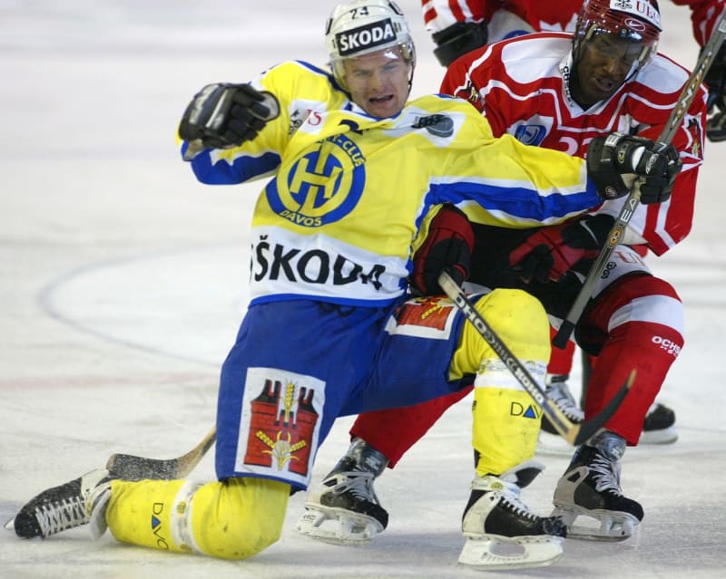 Reggie Savage z týmu Kanady (vpravo) bojuje o puk s českým hokejistou v dresu HC Davos Josefem Marhou ve finále Spenglerova poháru.
