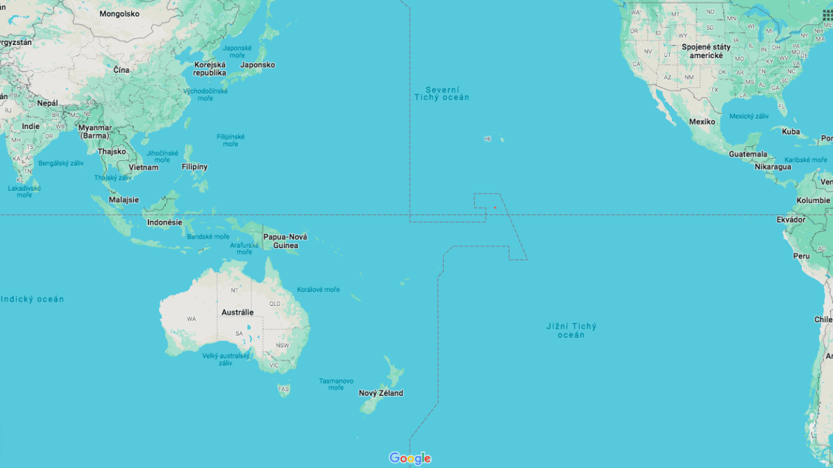 Červená tečka uprostřed snímku znázorňuje lokaci ostrovní skupiny Kiribati.