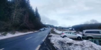 Doprava v Krkonoších kolabovala. Policie na pět hodin uzavřela cesty do lyžařských středisek
