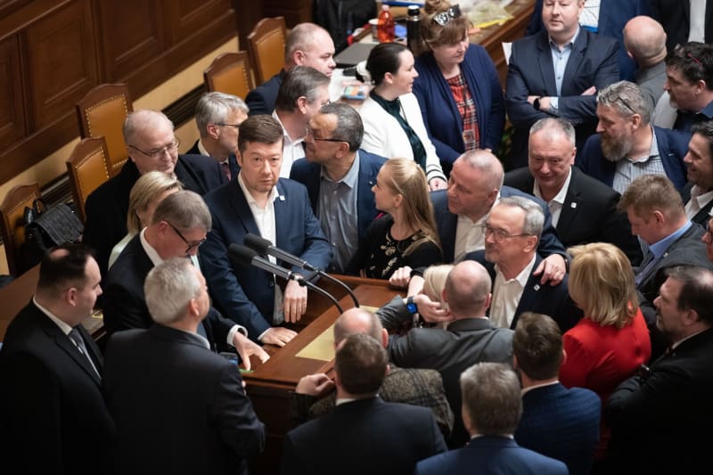 Mnohdy se poslanci v sále Parlamentu hádají. 