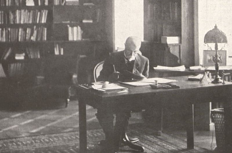 Prezident Masaryk ve své pracovně v roce 1923.