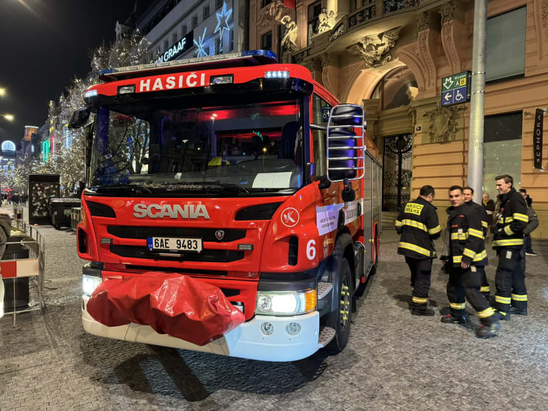 Na Václavském a Staroměstském náměstí jsou k zásahu připraveni hasiči.