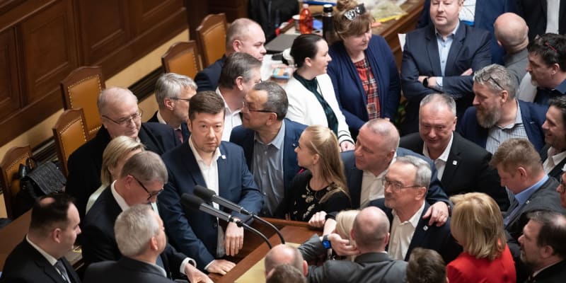 Mnohdy se poslanci v sále Parlamentu hádají. 