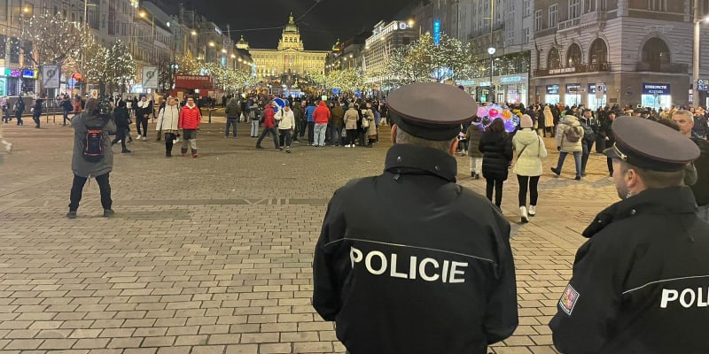 Na Václavském náměstí hlídkují stovky policistů.