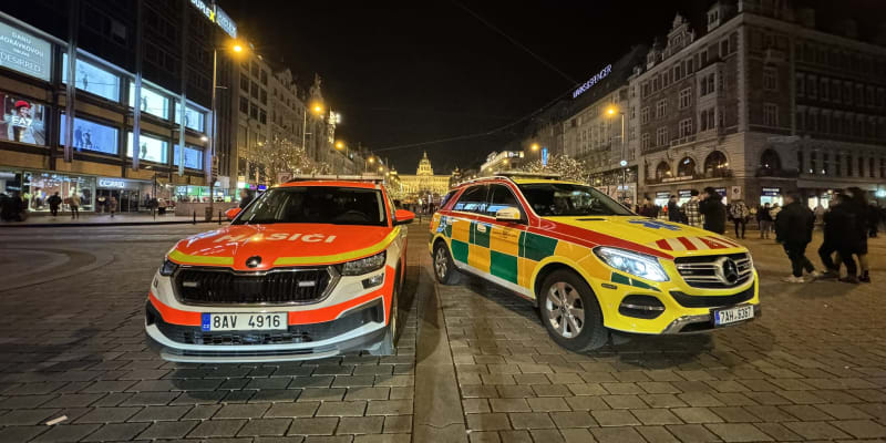 Na Václavském a Staroměstském náměstí jsou k zásahu připraveni hasiči.