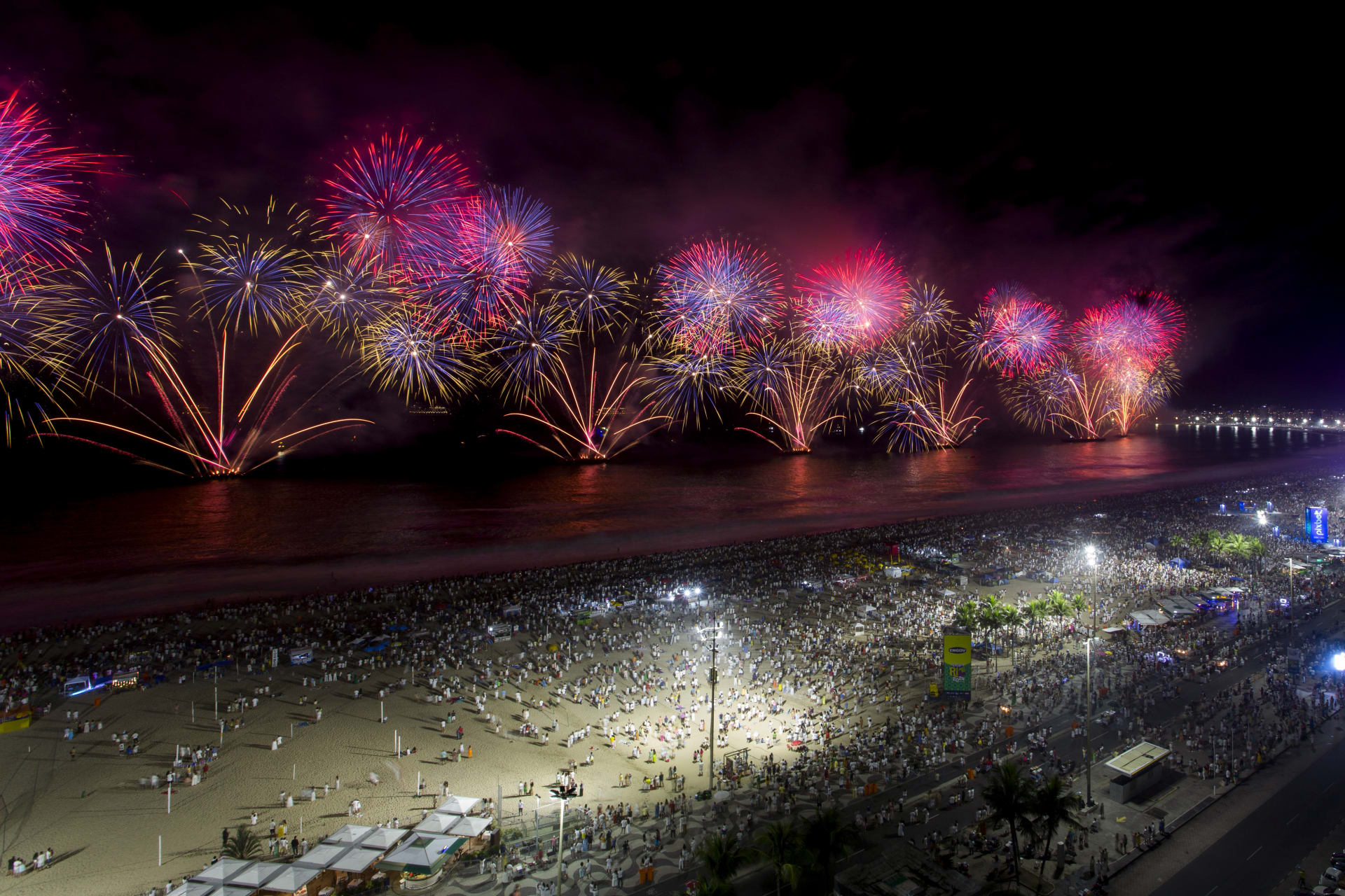 Silvestr 2023 na pláži Copacabana v Riu de Janeiro 