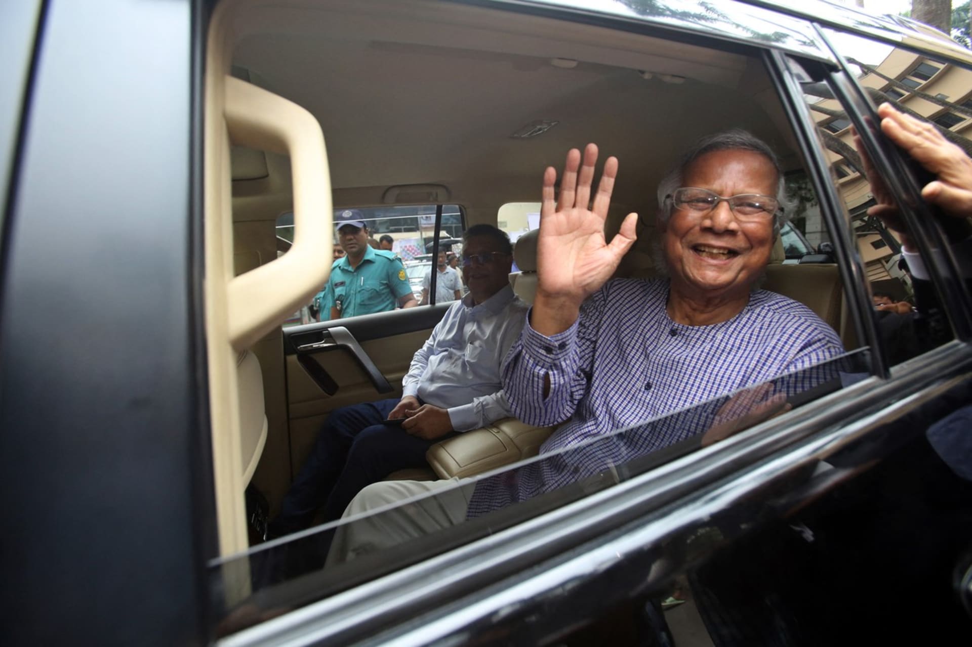 Muhammad Yunus se dříve zpovídal před protikorupční komisí (5. 10. 2023).