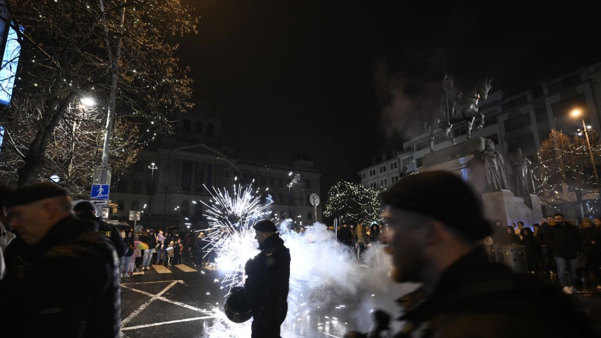Silvestr v Praze slavily desítky tisíc lidí.