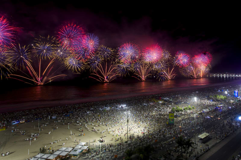 Silvestr 2023 na pláži Copacabana v Riu de Janeiro 