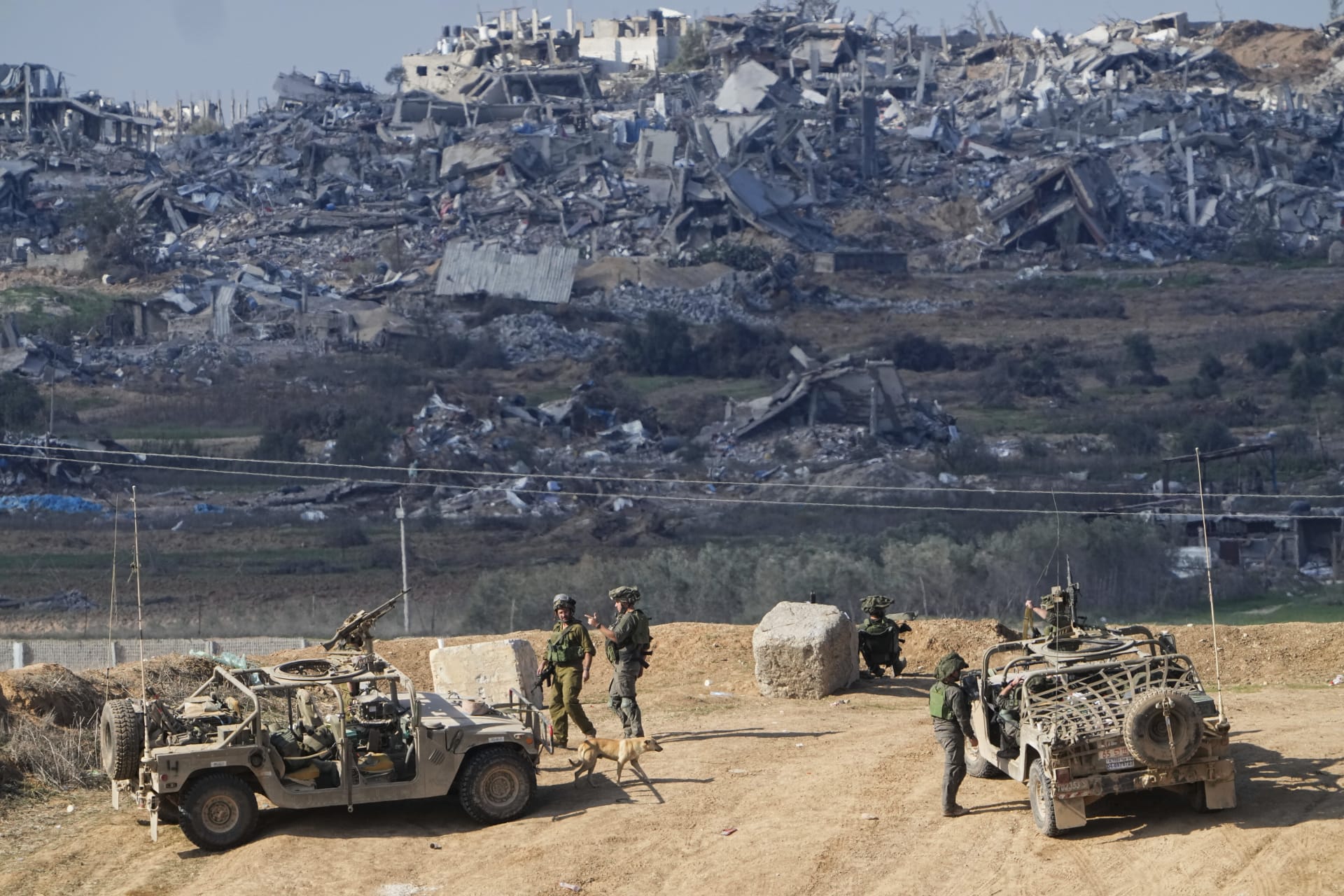Izraelští vojáci hlídkují u hranic s Pásmem Gazy.