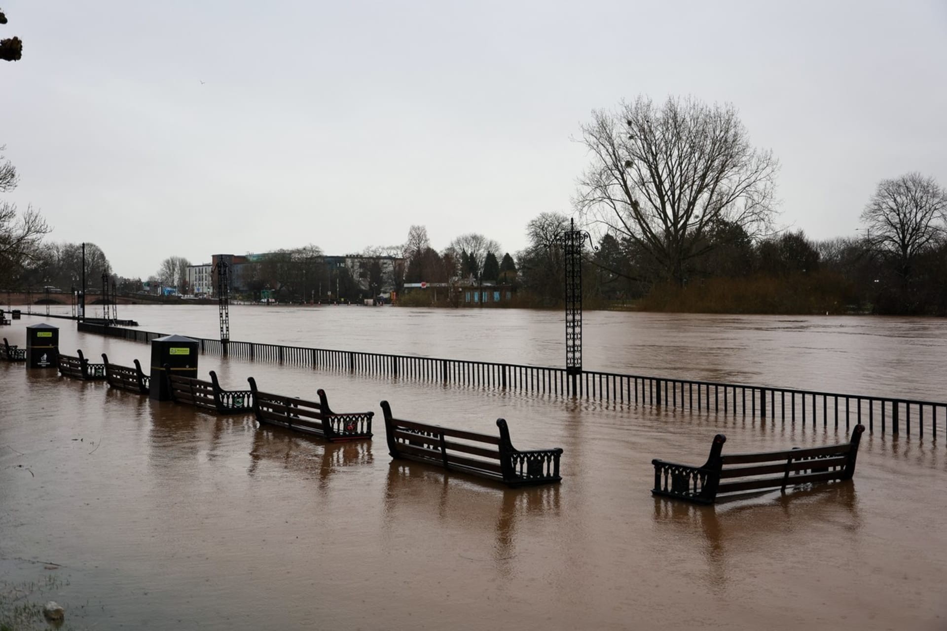 Se záplavami se potýká také Velká Británie.