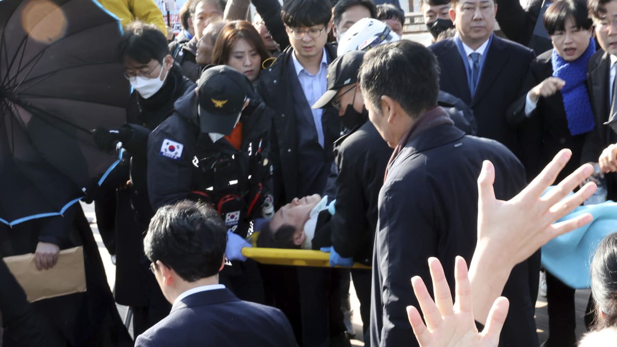  Lídra jihokorejské opozice I Če-mjonga bodl útočník do krku při návštěvě Pusanu na jihu země. 