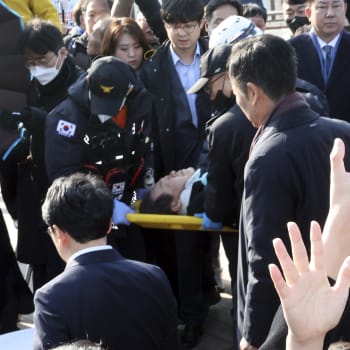  Lídra jihokorejské opozice I Če-mjonga bodl útočník do krku při návštěvě Pusanu na jihu země. 