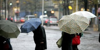Do Česka dorazí deště, meteorologové varují před námrazou. Koncem týdne se ochladí