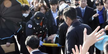 Děsivý útok na lídra jihokorejské opozice. Při návštěvě Pusanu ho útočník bodl do krku