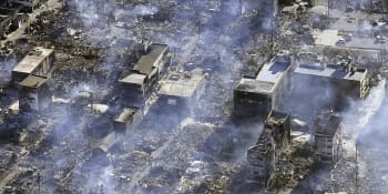 OBRAZEM: Japonsko v sevření novoročního zemětřesení. Zmar, propadlé silnice a trosky