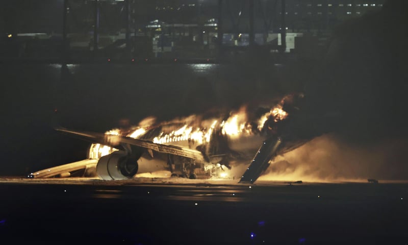 Záběry pořízené cestujícími ukazují, že stroj hořel už ve vzduchu