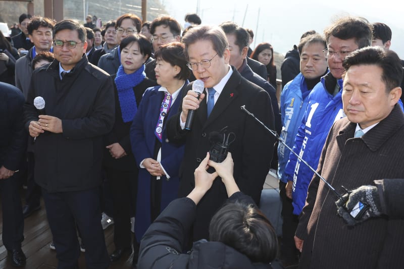 Lídra jihokorejské opozice I Če-mjonga bodl útočník do krku při návštěvě Pusanu na jihu země. 