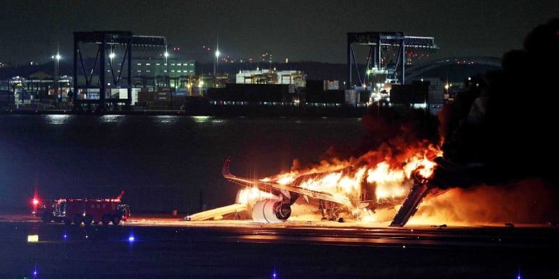 Hořící letadlo na tokijském letišti