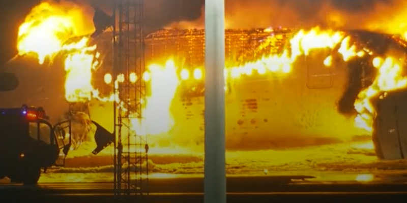 Letadlo na japonském letišti Haneda zachvátil požár