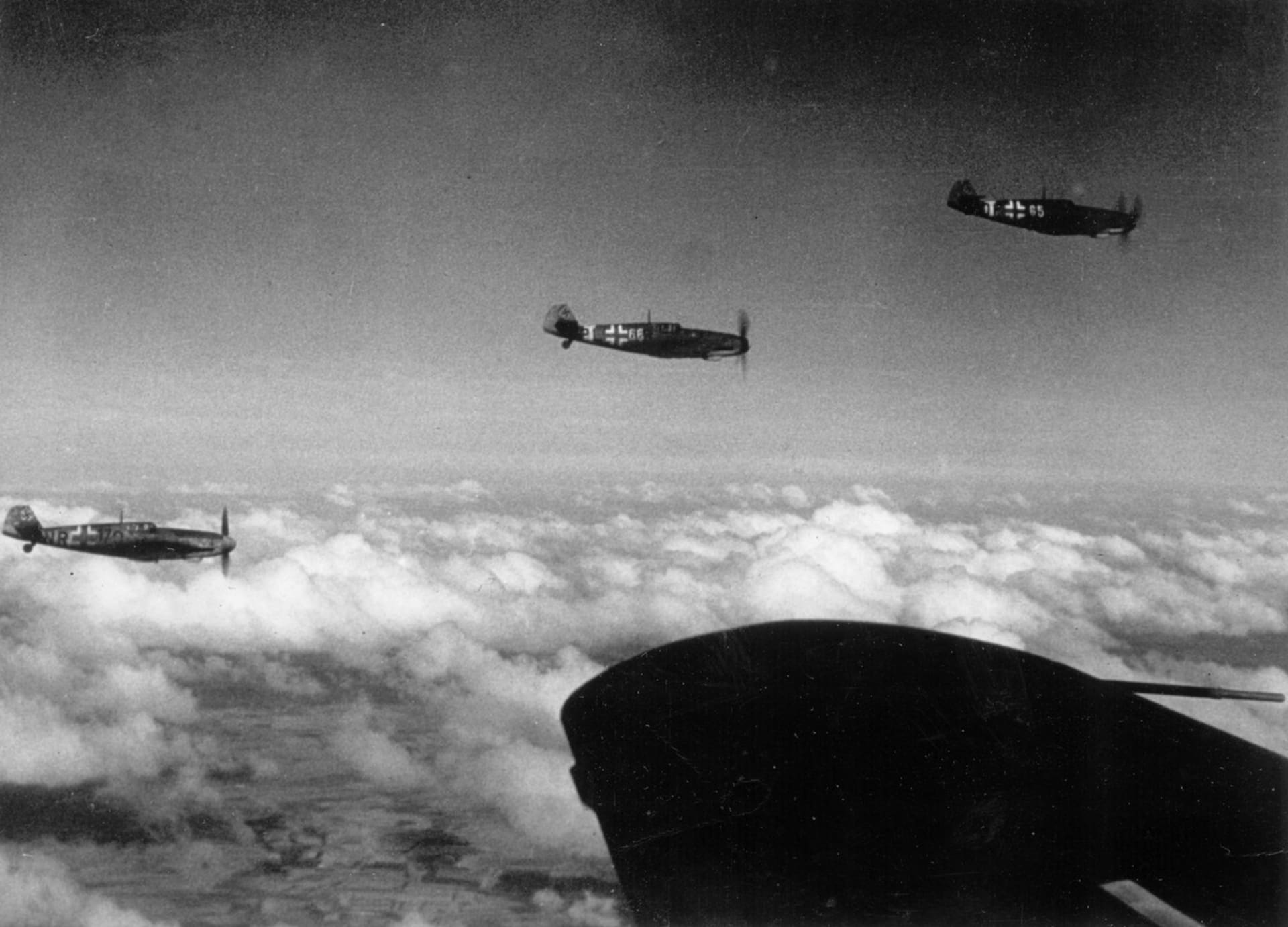 Formace německých messerschmittů nad mraky