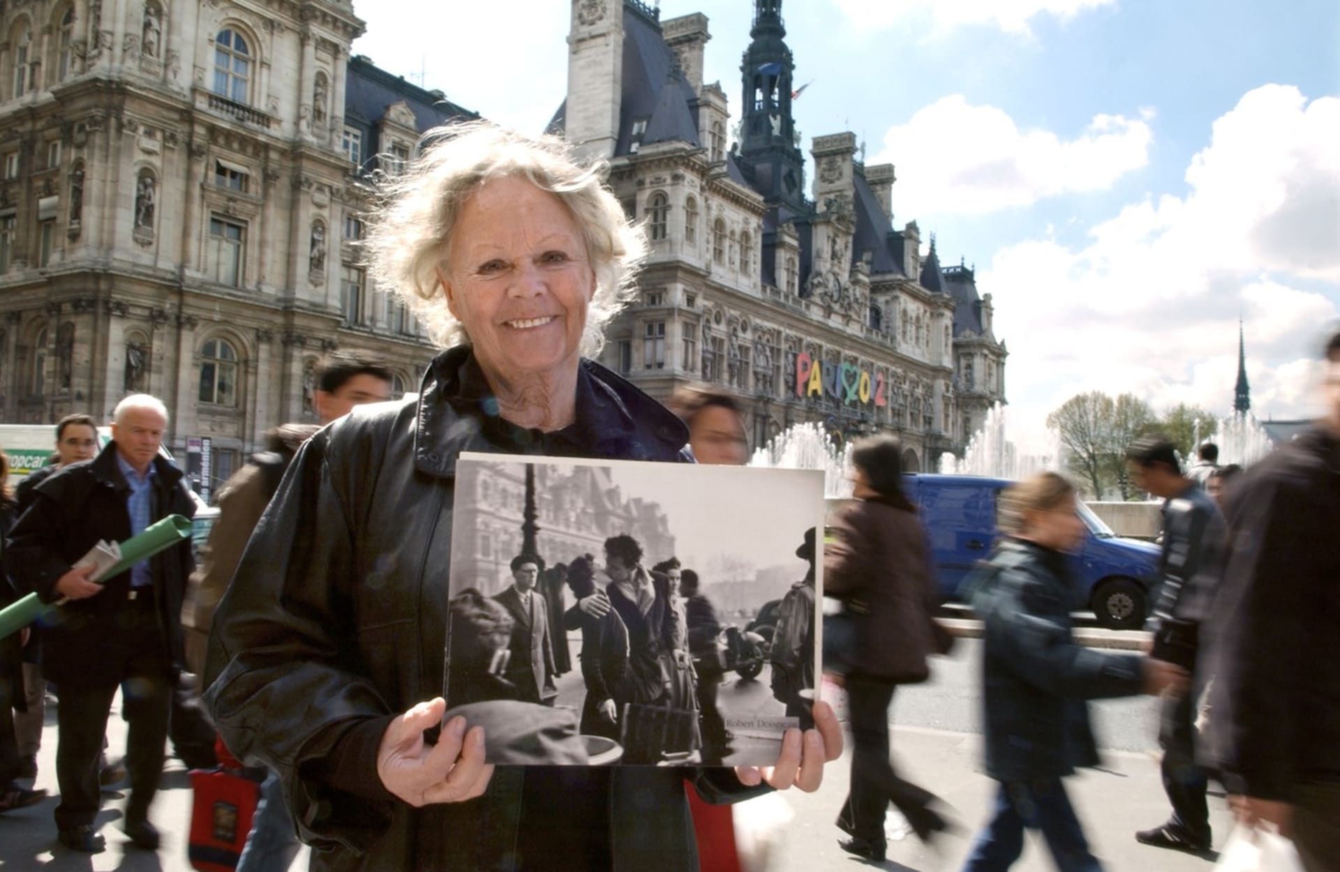Françoise Bornetová s kopií otografie v roce 2005.