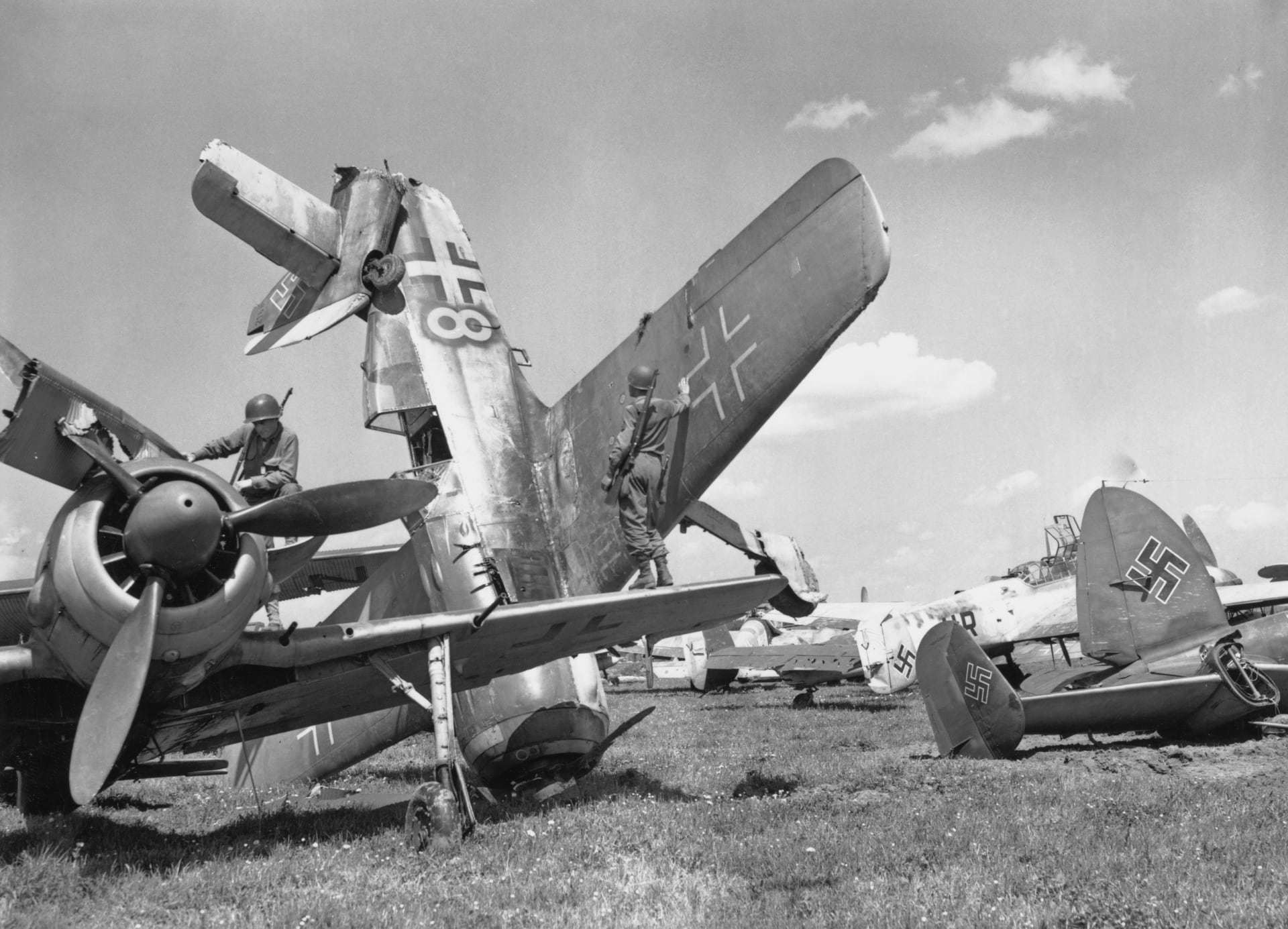 Američí vojáci prohlížejí zničené stroje Luftwaffe