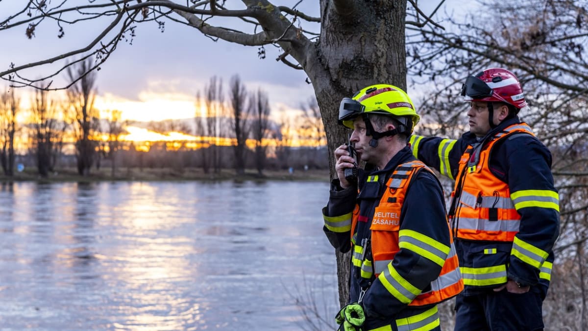 Povodně zasáhly Česko už koncem roku 2023. Na snímku hasiči a policisté vyprošťují loď, která uvízla pod Tyršovým mostem v Litoměřicích 30. prosince 2023.