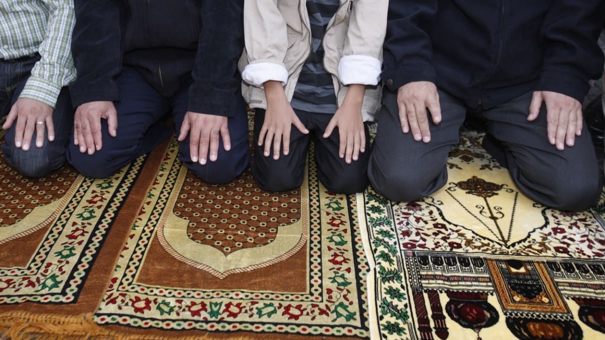 Členové muslimské obce při modlitbě (Ilustrační foto)