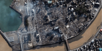 Satelitní snímky zkázy: Zemětřesení rozmetalo západ Japonska, záchranáři bojují o čas