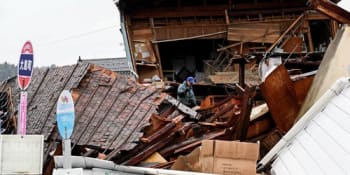 Japonci hledají v sutinách pohřešované po zemětřesení. Máme málo času, varují záchranáři