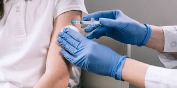 Účinná zbraň proti zbytečné smrti. Hrazené očkování může nově využít více náctiletých