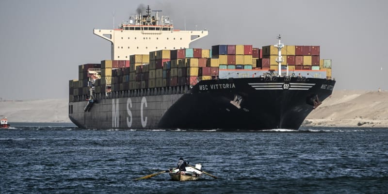 Kontejnerová loď proplouvá Suezským průplavem.