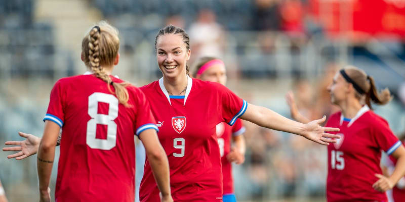 Stašková rovněž patří k oporám české ženské fotbalové reprezentace.