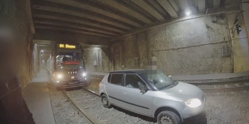 Řidička skončila v tramvajovém tunelu.